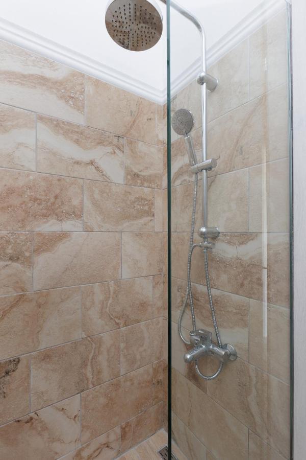 The Lake Apartments Коммено Екстер'єр фото