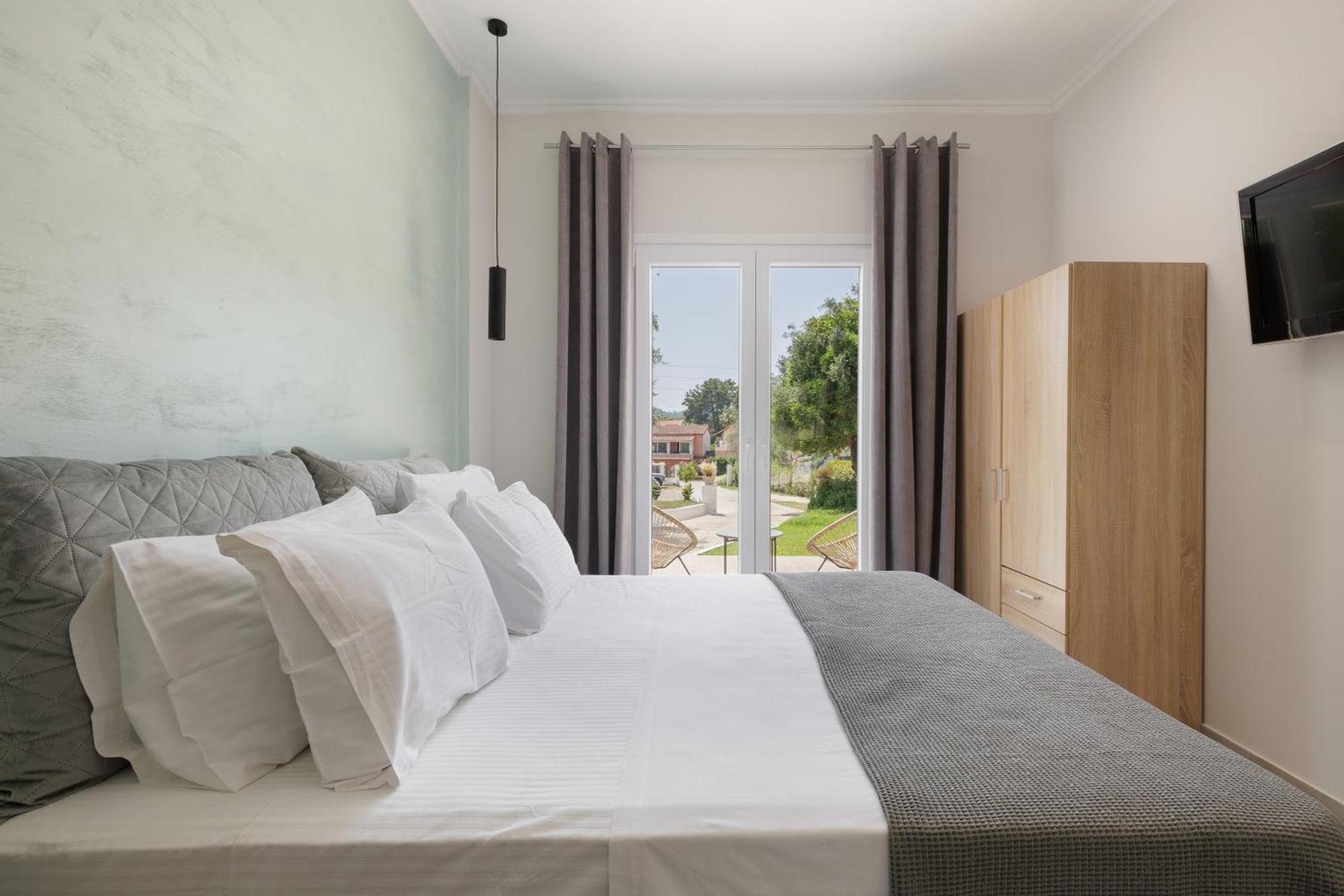 The Lake Apartments Коммено Екстер'єр фото