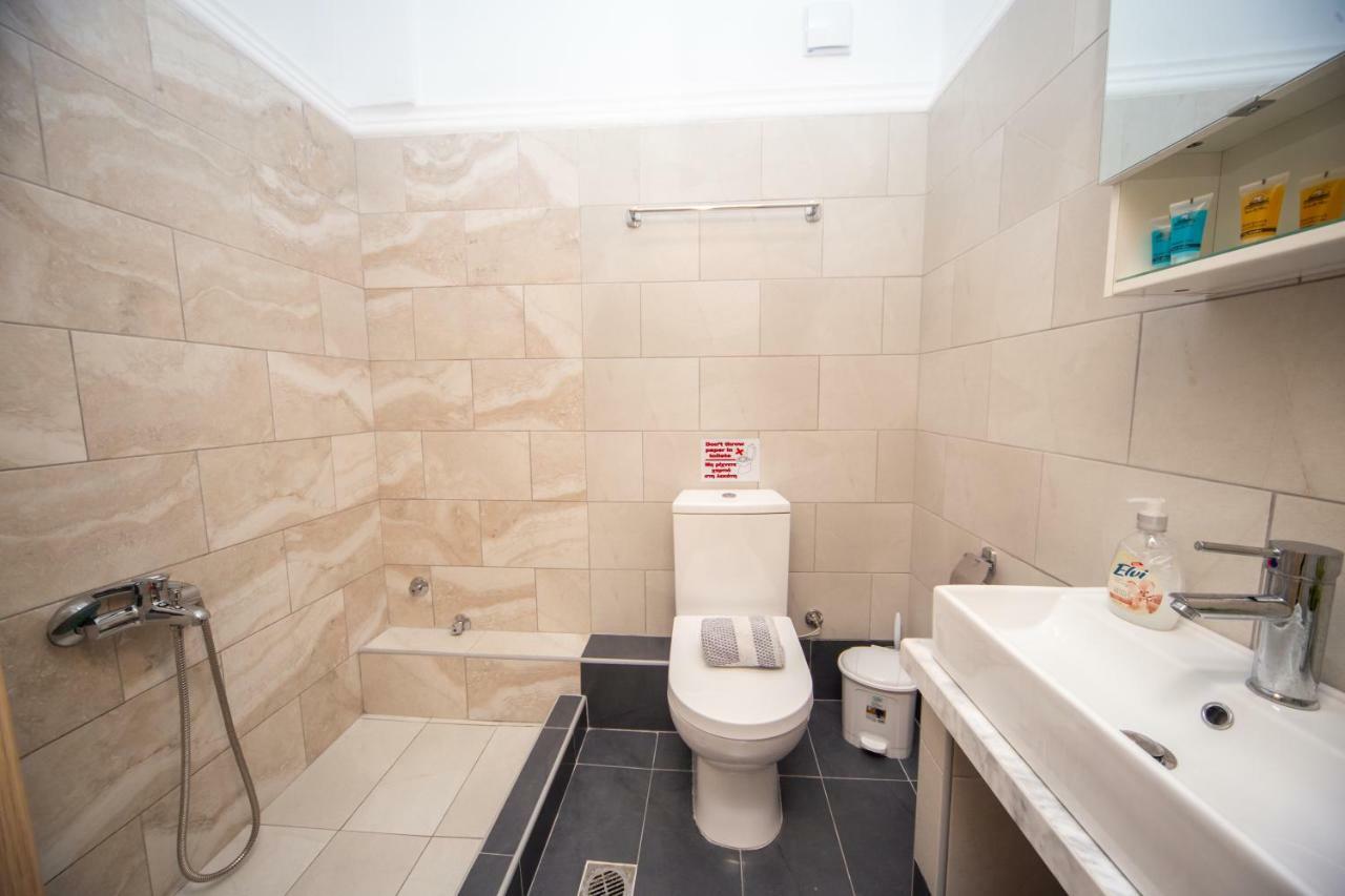 The Lake Apartments Коммено Екстер'єр фото